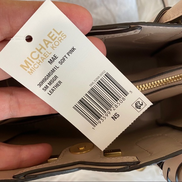 Michael Kors Mae small messenger bag - Picture 13 of 13